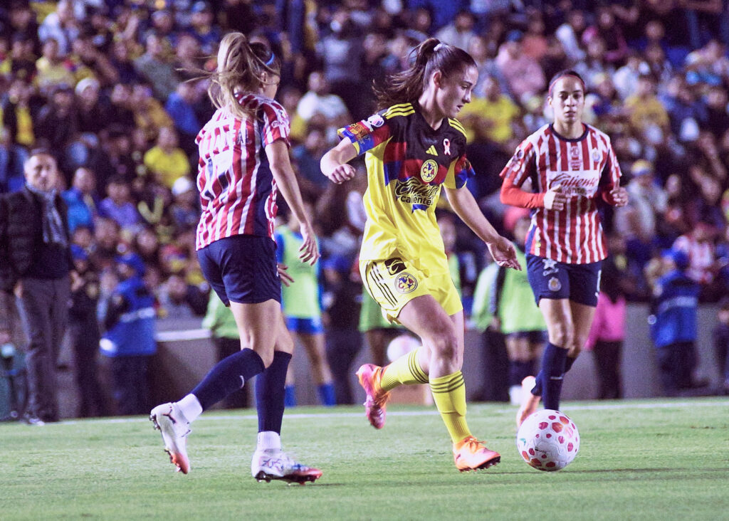 América Femenil avanza y gana a Chivas Femenil, 2-0 en la semifinal de vuelta del Apertura 2025.