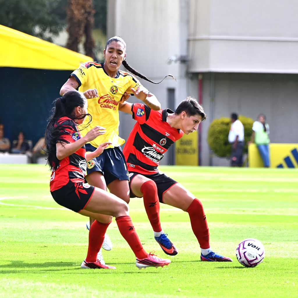 América va con ¡Paso perfecto! 3-1 a Xolos Femenil, Posicionándose líder de su zona.